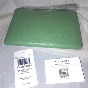 New Coach Wristlet Pebble Leather In Soft Green NWT